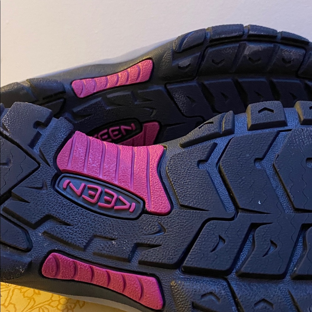 Keen Gray/Blach waterproof Footwear, scuffs one right toe from normal wear, - Picture 7 of 10